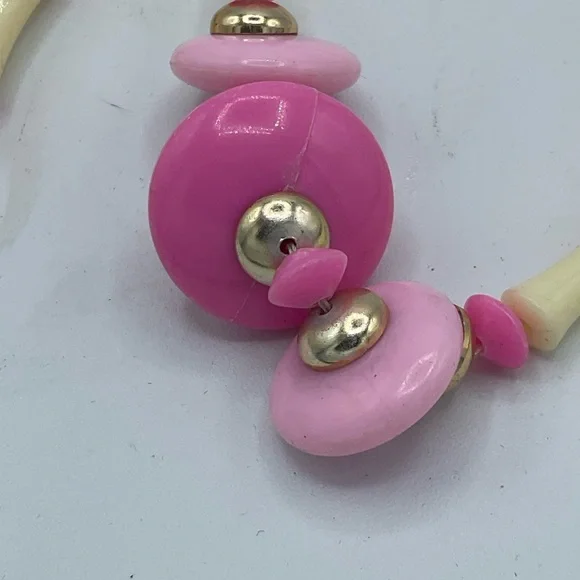 “MCM PINK BEADED VINTAGE NECKLACE” Costume Jewelry. - Picture 8 of 13